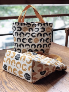 Détail de sacs à déjeuner en toile isolés avec motifs ours polaire sur bois