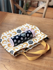 Détail du sac à déjeuner en coton avec motif ours polaire et gourde en acier inoxydable