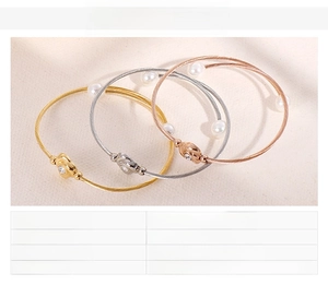 Détail des bracelets en perles et acier inoxydable en finitions or, rose et argent