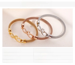 Dettaglio di tre bracciali a maglia in acciaio inossidabile con simbolo infinito oro e argento