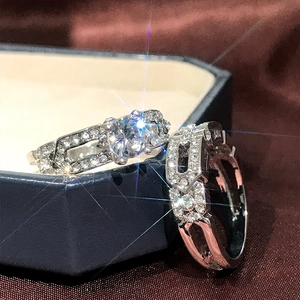 Klassisches silbernes Verlobungsring-Set mit hohlgeformten Zirkonia-Steinen im Rundschliff