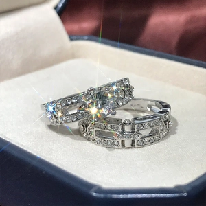 Klassisches silbernes Verlobungsring-Set mit vierzackigem Hauptstein und Pavé-Ehering