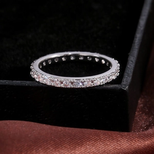 Vue macro d'une bague éternité en argent avec oxydes de zirconium sur un écrin en velours