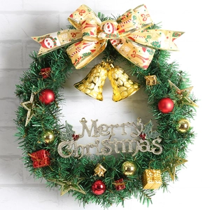 Couronne de Noël avec aiguilles vertes, cloches dorées, boules rouges et signe Joyeux Noël
