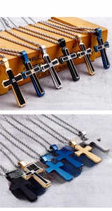 Détail des pendentifs croix en acier inoxydable avec insert carbone et chaîne torsadée