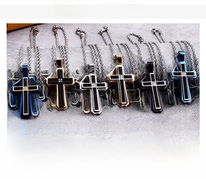 Détails de pendentifs croix en acier inoxydable avec cristaux et chaînes torsadées