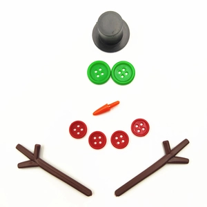 Detailliertes Set Schneemann-DIY-Bastelzubehör mit schwarzem Hut und Karottennase auf Weiß