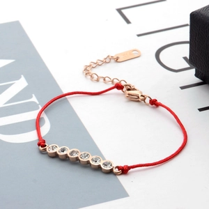 Bracciale in corda rossa oro rosa con sei zirconi e chiusura regolabile marcata K14