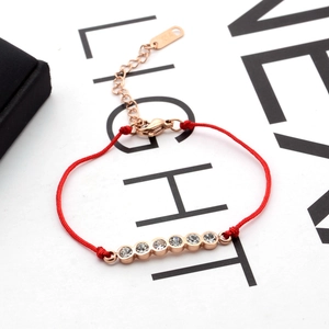 Bracciale a cordoncino rosso oro rosa con numeri romani e sei cristalli su sfondo bianco