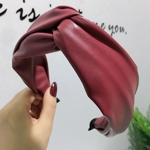 Serre-tête en cuir PU rouge foncé avec nœud croisé large pour un style élégant