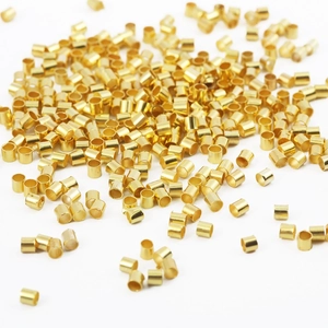 Détail de perles à écraser en cuivre doré pour la fabrication de bijoux et colliers DIY