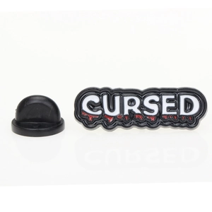 Detailansicht der CURSED-Emaille-Anstecknadel mit Bluttropfen-Design und Gummiverschluss
