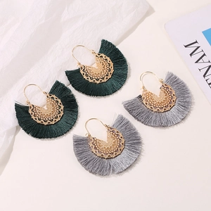 Boho Fächer-Quastenohrringe in Dunkelgrün und Grau mit goldenen filigranen Mustern