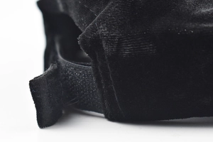 Detail der verstellbaren schwarzen Samt-Baseballkappe mit Klettverschluss am Hinterkopf