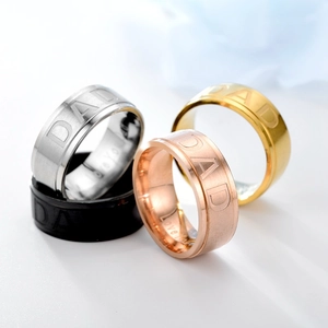 Detailansicht der DAD gravierten Titanstahlringe in Silber-, Gold- und Schwarztönen.