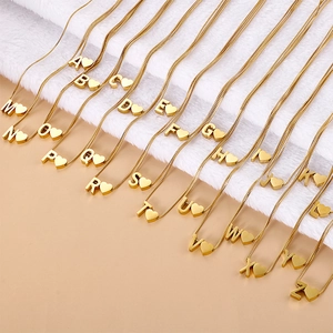 Collana regolabile in acciaio al titanio dorato con ciondolo a cuore e lettere A-Z