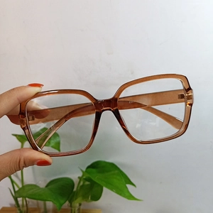 Detail of oversized amber square frame glasses with resin material and temple model Z3332