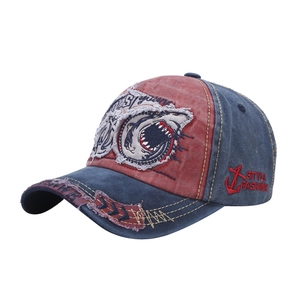 Retro-Wasch-Baseballcap mit Hai-Stickerei und Distressed-Details in Marineblau und Rot