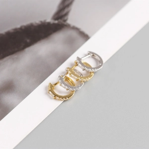 Nahaufnahme von S925 Sterling Silber Creolen mit Kristallbesatz in Gold und Silber Finish