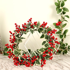 Couronne de Noël artificielle avec baies rouges et feuilles de houx bordées de blanc