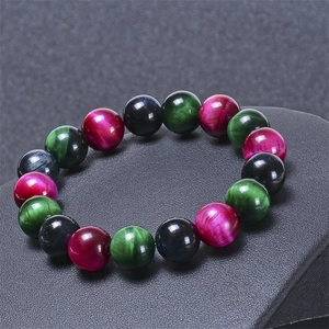 Détail macro de perles œil de tigre multicolores avec effet œil de chat sur cuir noir