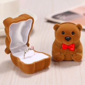 Braune beflockte Teddybär-Schmuckschatulle für Ringe mit roter Schleifendekoration