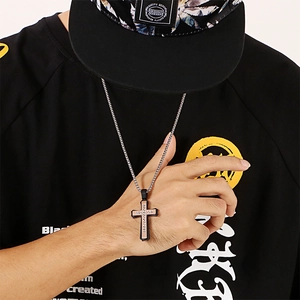 Klassische Herren Kreuzkette aus Edelstahl in Schwarz und Roségold an einem Model