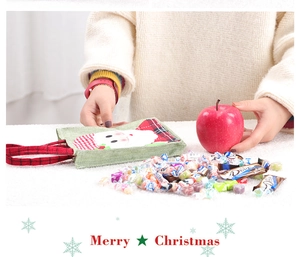 Detail von grüner Weihnachts-Süßigkeitentasche mit Weihnachtsmann und kariertem Griff