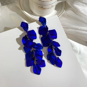 Orecchini a nappa con petali di rosa blu in acrilico e catena in metallo chic