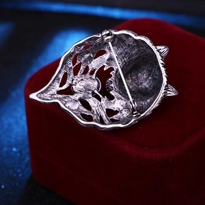 Vintage metal wolf brooch for men featuring a retro textured back with a secure pin clasp