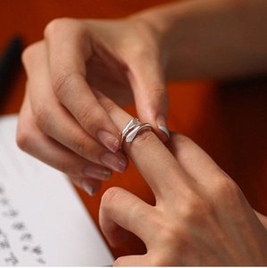 Détail de la bague plaquée argent 925 avec design de mains entrelacées polies
