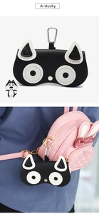 Détail de la pochette à lunettes Husky avec mousqueton sur un sac à dos rose