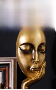 Detailweergave van modern hars gezichtsbeeld met glanzende gouden afwerking