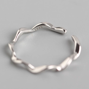 Minimalist S925 sterling silver Mobius wave ring featuring a polished twisted texture