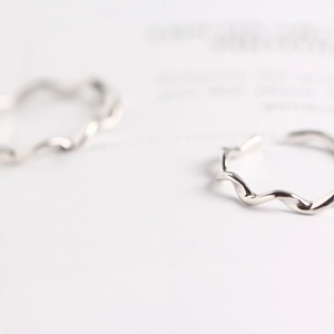 Macro shot of silver S925 Mobius wave ring showing detailed twist pattern and texture