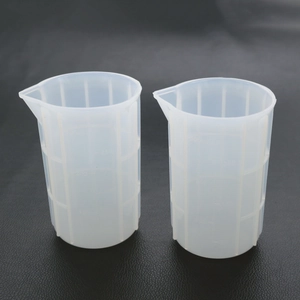 Detail of 300ml silicone measuring cups with V-shaped spout for resin DIY and baking