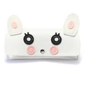 Détail d'un étui à lunettes en similicuir blanc avec oreilles roses et bouton pression