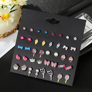 Set di orecchini colorati per bambini con perle, cuori e angeli su carta nera