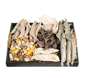 Assortiment gevriesdroogde huisdierensnacks met hele vissen en blokjes vlees