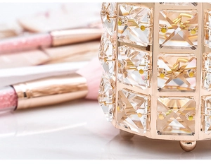 Nahaufnahme von luxuriösem Kristall-Make-up-Pinselhalter mit goldenem Metallrahmen