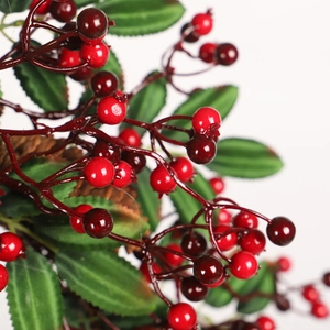 Dettaglio di bacche rosse invernali realistiche con foglie verdi e pigne decorative