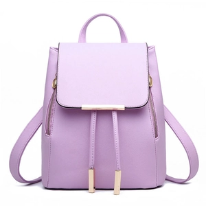 Zaino alla moda viola da donna in ecopelle con patta a coulisse e accessori dorati