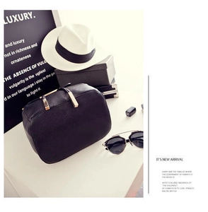 Zaino alla moda in pelle nera con finiture dorate e accessori eleganti