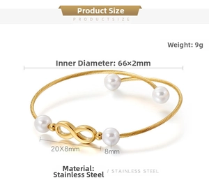 Detail van infinity-bedel en 8mm parels op een gedraaide gouden stalen armband