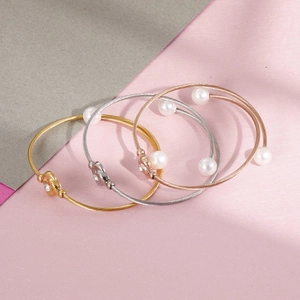 Bracelets élégants en acier torsadé avec perles et accents floraux en cristal