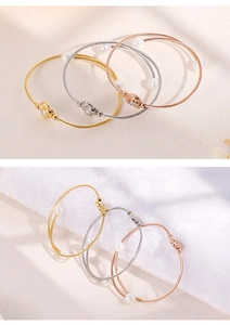 Détails des bracelets tissés en or, argent et or rose avec perles et strass brillants