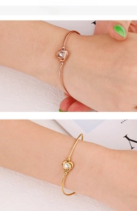 Détails de bracelets torsadés en or rose et or avec rose évidée et charme en zircon