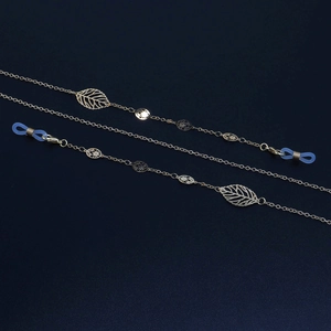 Catenina per occhiali dorata con ciondoli a foglia e connettori in silicone blu