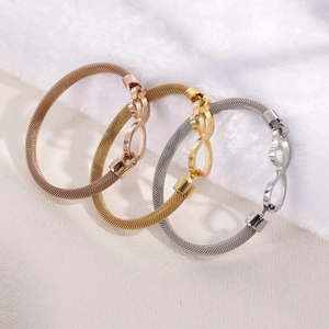 Tre bracciali a maglia con simbolo dell'infinito in finiture oro rosa, oro e argento