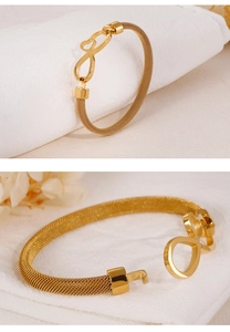 Dettaglio del bracciale a cuore infinito con maglia dorata e chiusura su tessuto